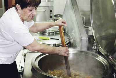 Die Suppenküche der Franziskaner kocht für 500 Menschen.