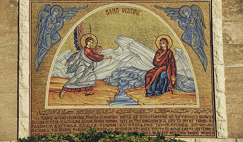 kiz/nie Sei gegrüßt, du Begnadete, der Herr ist mit dir! Nach orthodoxer Tradition erreichte der Engel Maria, als sie Wasser schöpfte, wie dieses Mosaik aus Nazaret darstellt.