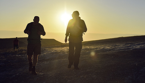 © 2015 KNA, www.kna-bild.de - Nutzungsrechte vorbehalten. Im Anfang das Wort. Sonnenaufgang in der Judäischen Wüste.