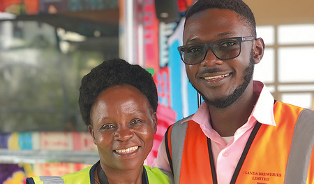 Zu besonderen Anlässen – zum Beispiel, wenn Gäste aus Österreich in der Brauerei sind, unterstützt eine Gebärden-Dolmetscherin den jungen Chemiker und Buchhalter Stewart Higeni. Im Berufsalltag haben er und sein Team sich längst aneinander gewöhnt.