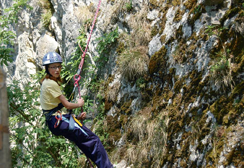?Vertical-limit & Team-spirit? mit Franz und Edith Gegenleitner f?r die Firmlinge der Pfarre Kirchdorf  
Bild: Abseilen beim Hungerturm der Burg Altpernstein; Daniela haengt in der Wand 