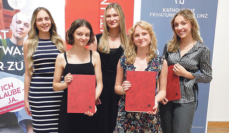 Von links: Anja Krainz, Franca Ortner, Lena Holze, Rosemarie Stix,  Mia Lim­berger