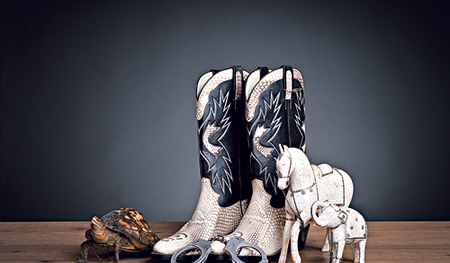 Wer bei der illegalen Einfuhr von verbotenen Souvenirs wie Krokodillederstiefeln oder Elfenbeinschnitzereien aus dem Ausland erwischt wird, riskiert Geld- und Freiheitsstrafen.   