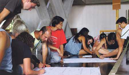 Jugendliche in der Kirche Steyr-Ennsleite. Das Bild ist Teil des Covers der von Wilhelm Achleitner verfassten und redigierten Broschüre.