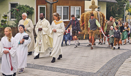 Der neue Pfarrer (Bildmitte) mit Diakon Heinz Rieder und Pfarrassistentin Caroline Murauer   