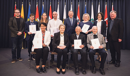 Die Preisträgerinnen und Preisträger mit Bischof Manfred Scheuer, Landeshauptmann Thomas Stelzer und Elisabeth Maria Ploier (sitzend zweite von links)
