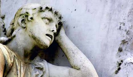 Engel auf einem GrabsteinGrab,Friedhof,Grabstein,Vergessen,Vergessenheit,Andenken,Gedenken,Allerheiligen,Einsamkeit,Vereinsamen,Zeit,Erinnerungen,Leidender,Wohin,Zukunft,Verzweiflung,Verzweifelter,Religion,Danach,Ewigkeit,Mahnmal,Copyright (2000) b