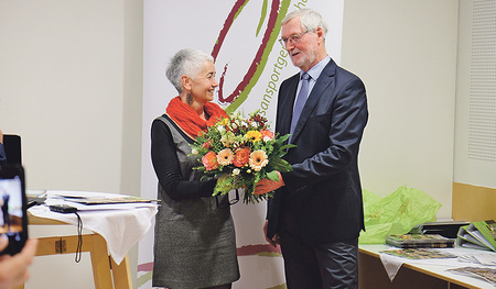 Christian Zoidl dankt Gerda Eibensteiner.   