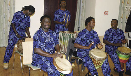 Die afrikanische Trommlergruppe Casa Tam Tam probt in der Unterkirche der Friedenskirche Linz, Christk?nig. K?nstler aus Senegal, die in Linz, Hall in Tirol und Wien leben und mit ?sterreichischen Frauen verheiratet sind, wollen afrikanische Kunst, M