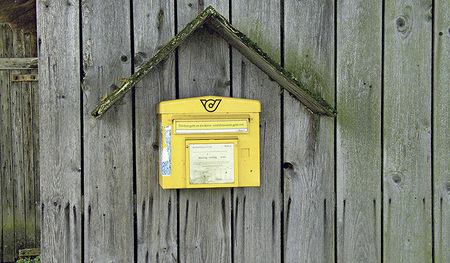 Ein klassischer Brief erfreut vielleicht mehr als eine E-Mail. Der Briefkasten wartet darauf. 