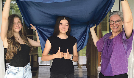  Seelsorgerin Irmgard Lehner (rechts im Bild) spricht  den Schüler/innen unter dem Tuch Gutes zu. 