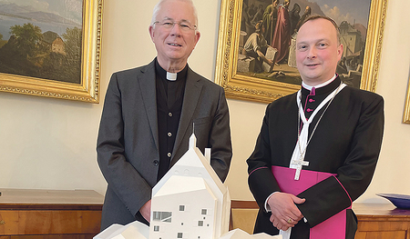 Propst Markus Grasl (links) und Erzbischof Franz Lackner vor dem Modell von Schloss Goldenstein 