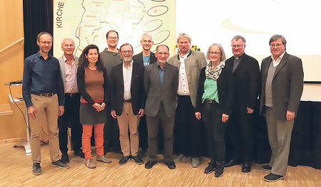 Das Kernteam des Dekanates Schärding mit Dechant Eduard Bachleitner (rechts), Dekanatsassistent Martin Brait (links) und dem diözesanen Begleitteam    