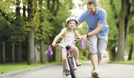 Leichte Schieflage beim Üben! Gut, dass der Papa noch dabei ist.