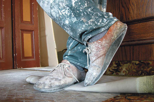 Schuhe eines Malers  [ (c) www.BilderBox.com, Erwin Wodicka, A-4063 Breitbrunn, Tel. +43 676 5103 678. Verwendung nur gegen HONORAR, BELEG, URHEBERVERMERK und den AGB?s auf www.bilderbox.com ] in an am um im  auf einer beim Maler Malen Malerarbeiten 