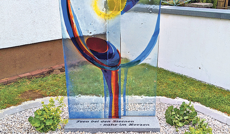 „Fern bei den Sternen – nahe im Herzen“ lautet der Text am Fuß des Sternenkinderdenkmals am Friedhof von Pichl.       