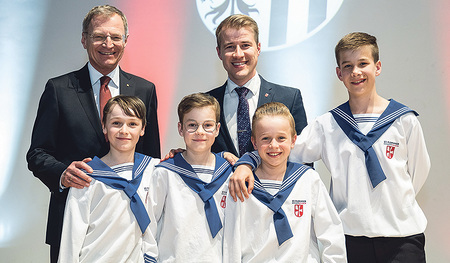LH Stelzer mit St. Florianer Sängerknaben und Chorleiter Markus Stumpner 