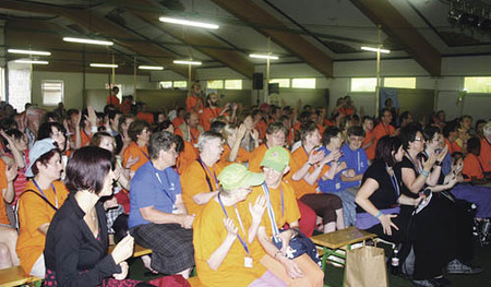 Gottesdienst zum Beginn des 2. Tages beim Geh?rlosentreffen mit etwa 170 Teilnehmerinnen und Teilnehmern aus mehreren Nationen in Schenkenfelden, Stockhalle