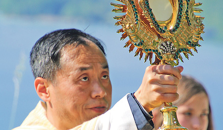 Mit der Pfarre Maria Attersee feierte Kaplan Johannes Feiyan Xu aus Mondsee den Fronleichnamsgottesdienst vor der Kirche mit einem herrlichen Blick auf den See.    