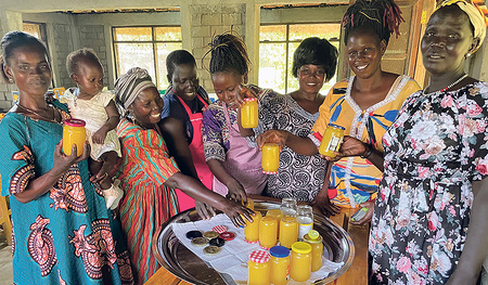 Marmelade für den Südsudan. Diese Frauen haben als Erste gelernt, wie das Einkochen von Früchten wie Organgen, Ananas oder Mangos funktioniert.
