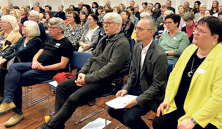 Die neue Seelsorgeteam-Referentin Elisabeth Greil, der Leiter des Fachbereichs „Ehrenamt und Pfarrgemeinde“ Reinhard Wimmer und Referent Valentin Dessoy (v.r.n.l., erste Reihe) inmitten der zahlreichen Teilnehmer:innen des Seelsorgeteam-Treffens 