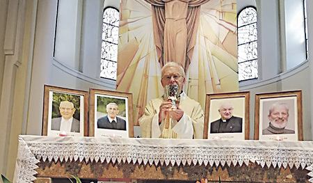 Pfarrer Pater Hans Schwarz feierte mit den Bildern seiner verstorbenen Mitbrüder am Altar die Messe. 