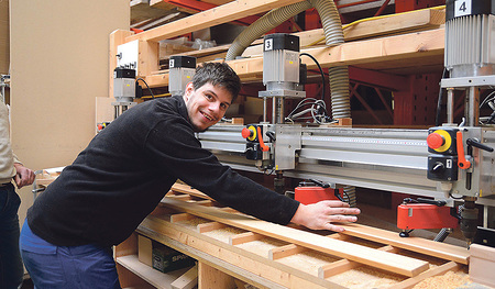Florian Stix arbeitet als integrativ Beschäftigter bei der Tischlerei Fröschl.