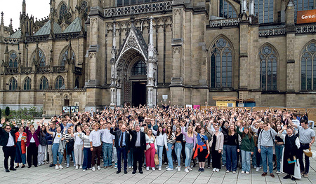 „Maturafoto“ der rund 800 Teilnehmer:innen nach dem Gottesdienst   