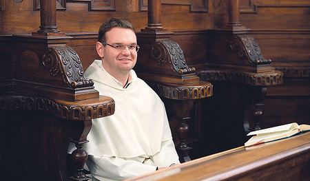 Kraft sammelt Frater Tobias im Rückzug, um dann heilend zu wirken.  