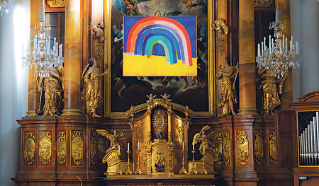 „Der Regenbogen ist nichts Festes, nichts Bleibendes – etwas, was nur zu ganz bestimmten sensiblen Bedingungen entstehen kann. Etwas Feinstoffliches und Schönes. Womöglich auch eine Tür“, sagt die Künstlerin Béatrice Dreux