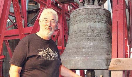 Im Glockenstuhl: Siegfried Adlberger neben der Josefsglocke.