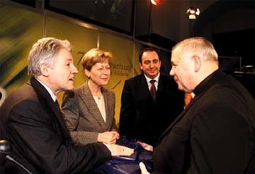 70. Geburtstag von Bischof Maximilian Aichern.v.l.n.r.: LH. Dr. Josef P?hringer, 1. Pr?sidentin d. O?.Landtages, LH. Stv. Dipl. Ing. Erich Haider, Bischof.
