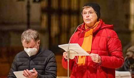Initiatorin Schwester Maria Schlackl SDS mit Bischof Manfred Scheuer beim Gottesdienst