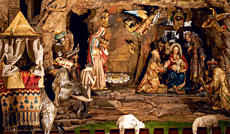 Sie kommen mit ihren Begleitern: Die Sterndeuter aus dem Osten werden später als „Könige“ verehrt. Die Szene in der Linzer Domkrippe wird am 6. Jänner neu mit dem hohem Besuch gestellt. Auch Jesus ist  schon „gewachsen“.    