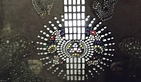 Das Heilige Grab von Dörnbach: Eine Probeleuchtung lässt erahnen, wie prächtig es nach einer Renovierung aussehen könnte.    