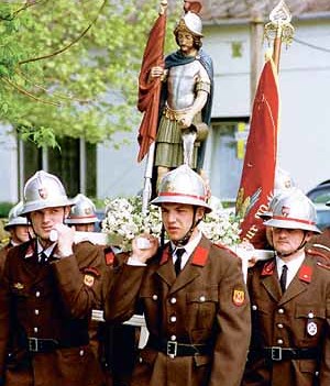 Feuerwehr mit Heiligem Florian
Feuerwehr,Heiliger Florian,Schutzpatron,Freiwillig,Brauchtum,Feste,Gemeinschaft,Tradition
Copyright by BilderBox- Erwin Wodicka, A-4062 Thening; 