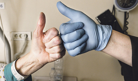 Es brauche laut Papst Franziskus u. a. mehr persönliche Zuwendung zu kranken Menschen.   