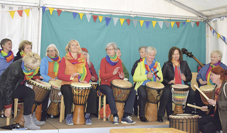 Die Trommelgruppe „Jankadi“ begeisterte mit ihren Rhythmen die Gäste von „Grenzenlos feiern“.      