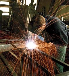 Schweisser mit spruehenden Funken
Schwei?er,spr?henden,Arbeit,Auszubildender,Azubi,Beruf,Gewerbe,Handwerk,Lehrberuf,Lehrbetrieb,Ausbildung,Lehre,Lehrling,Mann,Menschen,Wirtschaft,Jugendliche,Schlosserei,Schlo?erei
Copyright by BilderBox - Erwin Wod