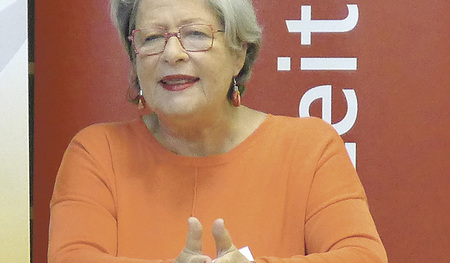 Dr. Susanne Scholl ist Autorin  und setzt sich als Mitglied der Gruppe „Omas gegen rechts“ für die Wahrung der Menschenrechte ein. Am 18. Oktober 2019 hat sie in Linz gesprochen (siehe Artikel unten).   