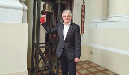 Caritas OÖ-Direktor Franz Kehrer beim symbolischen Glockenläuten. Der Aktionstag findet heuer zum fünften Mal statt.  