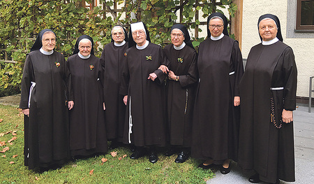 Die Jubilarinnen (von links) Sr. M. Friedburga, Sr. M. Immaculata, Sr. M. Angela, Sr. M. Theresia, Sr. M. Theresita mit Generaloberin Sr. M. Barbara und Generalvikarin Sr. M. Rosa. Aus gesundheitlichen Gründen ist Sr. Adelheid  nicht im Bild.