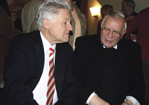 Buchpr?sentation Die heimliche Fahne, Theatersaal der Jesuiten,, Alter Dom, Roman von Heribert WenningerLandeshauptmann Dr. Josef P?hringer und Bischof Maximilian Aichern im Gespr?ch