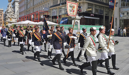 In der studentischen Tracht bei festlichen Anlässen unterscheiden sich die katholischen Verbindungen des Cartellverbands äußerlich wenig von den Burschenschaften, inhaltlich dafür umso deutlicher.    