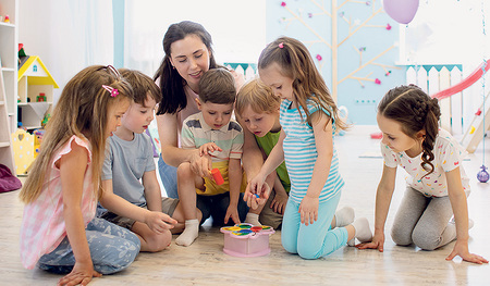 Kinder brauchen für eine gute Entwicklung eine dauerhafte Bezugsperson. Mit der neuen 15a-Vereinbarung seien häufige Personalwechsel vorprogrammiert, sagt die Caritas. 