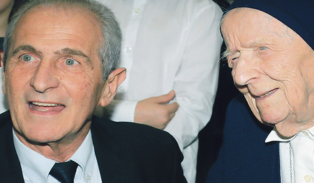 „Gott übertreibt“, meint Schwester Andre Randon (im Bild mit Toulons Bürgermeister Hubert Falco), die am Dienstag ihren 116. Geburtstag feierte.