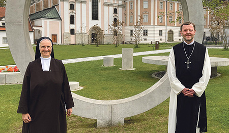 Generaloberin Sr. Michaela Pfeiffer-Vogl und Abt Reinhold Dessel.    