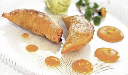 „Es braucht mehr Wertschätzung für das Handwerk Kochen.“ Rhabarberkrapfen mit Karotten-Huflattichsauce aus dem „Mühlviertler Kochbuch“ von Georg Friedl im Verlag Bibliothek der Provinz.   