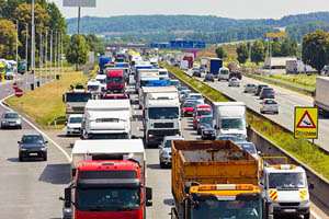 Nicht funktionierende Rettungsgasse bei einem Stau auf einer Autobahn