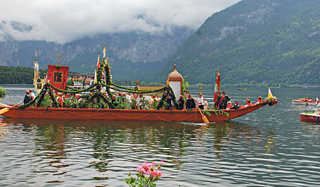 Die Fronleichnamsprozession auf dem Hallstätter See ist seit fast 400 Jahren Tradition.  